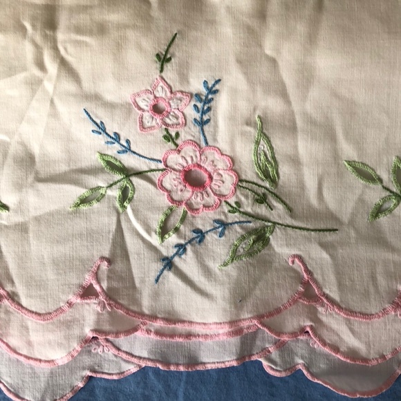 Two embroidered pillow cases - Picture 2 of 3